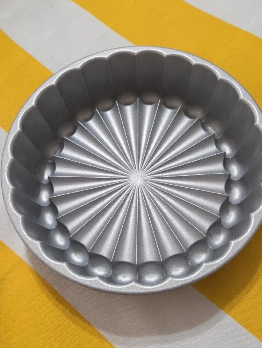 New Without Tags Nordic Ware Metallic Pearl Charlotte Cake Pan in Champagne
